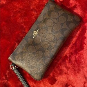 ❗️❗️SOLD ❗️❗️Coach wristlet